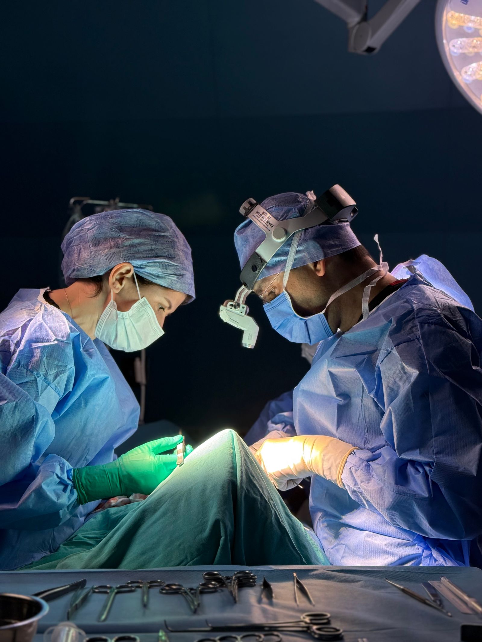 Plastic surgeons operating at surgical facility Dubai